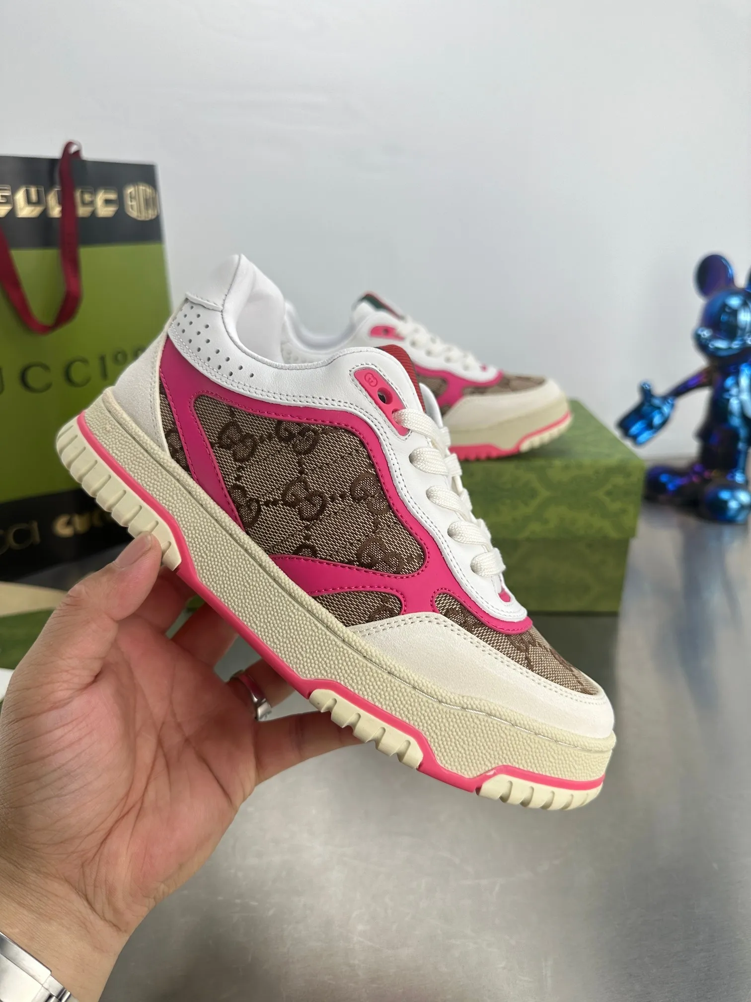 👟👟Ex-factory price 600👟👟 Gucci's latest hot-selling series of high and low-cut distressed couple's sneakers are shipped. The original version is purchased, developed and manufactured. This high-low top sneaker adopts a basketball-style silhouette design, cleverly integrated with hollow panels and distressed effects, showing its unique ingenuity. The ingenuity incorporates brand logo details such as interlocking Double G styling accessories and Gucci lettering, a low-key tribute to the brand's design heritage. Exquisite packaging at the delivery counter 🛍📦 ▪️ Fabric: Original customized imported first-layer cowhide ▪️ Inner lining: Imported first-layer cowhide ▪️ Sole: Original molded TPU sole ▪️ Sole thickness: 3cm ▪️ Size: 35-46 (Male 38 46 customized)